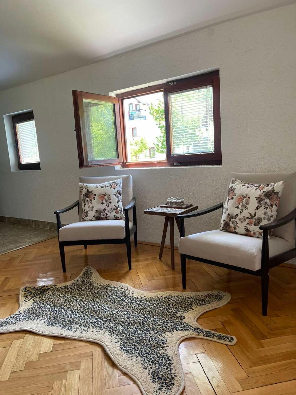 プラヴ Visitor Yard Bed & Breakfast エクステリア 写真